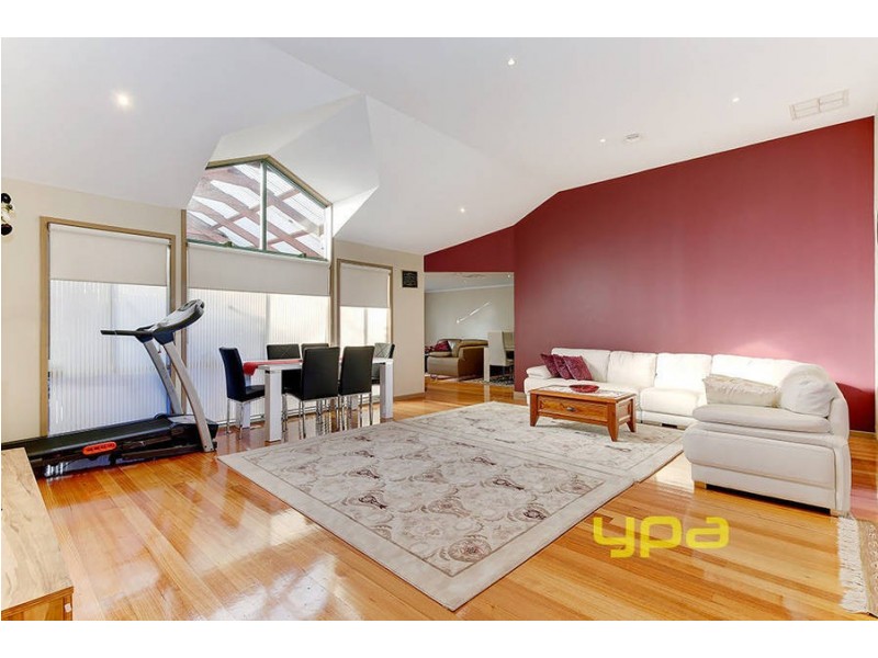 4 Thomas Street, Roxburgh Park VIC 3064