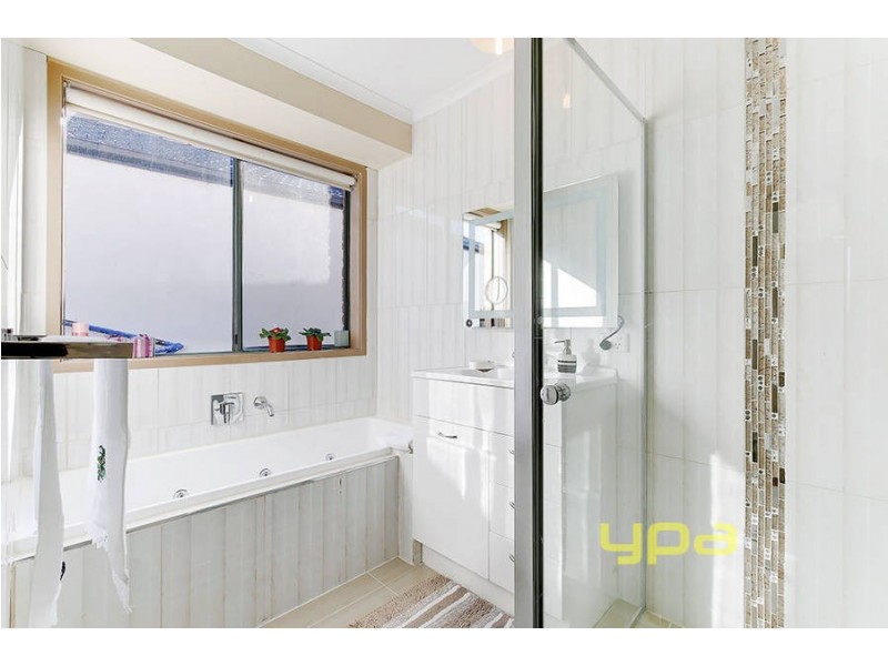 4 Thomas Street, Roxburgh Park VIC 3064