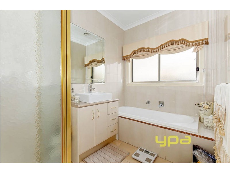 4 Lambie Way, Roxburgh Park VIC 3064