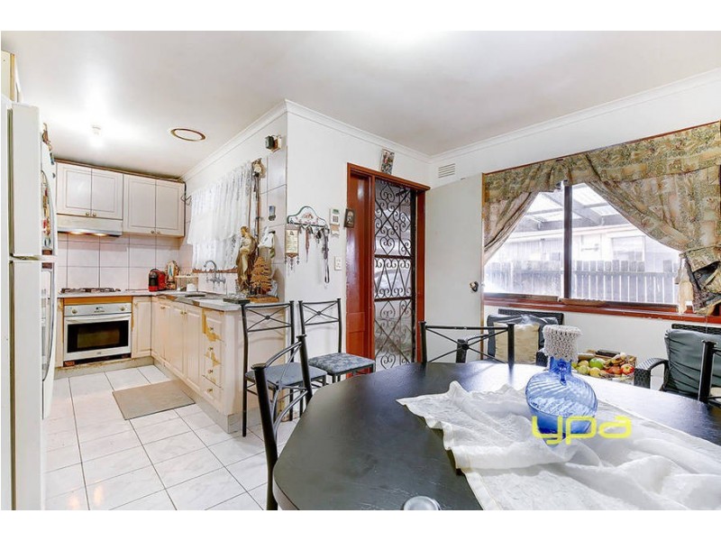 33 Malmsbury Drive, Meadow Heights VIC 3048