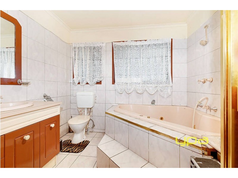 33 Malmsbury Drive, Meadow Heights VIC 3048