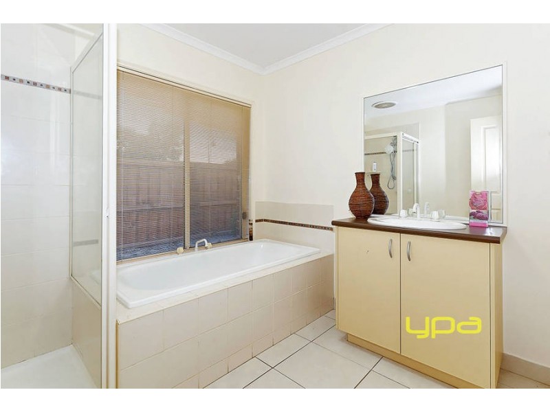 2 Lambie Way, Roxburgh Park VIC 3064