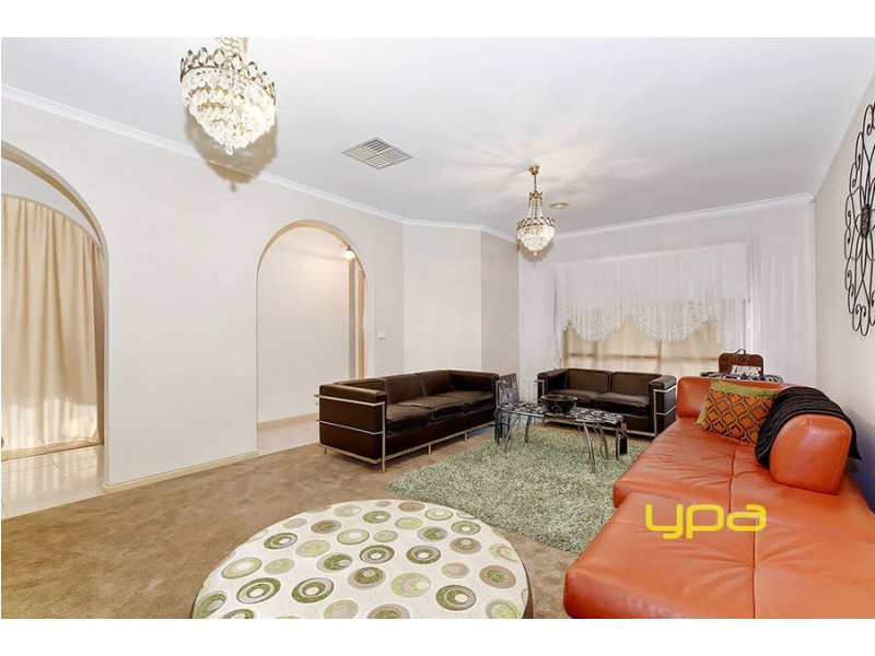 27 Wrigley Cresecent, Roxburgh Park VIC 3064