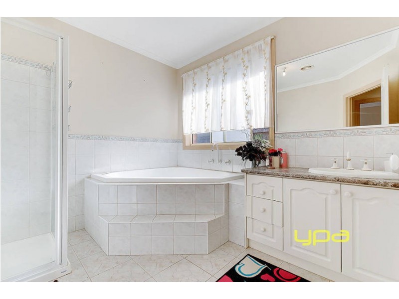 27 Wrigley Cresecent, Roxburgh Park VIC 3064