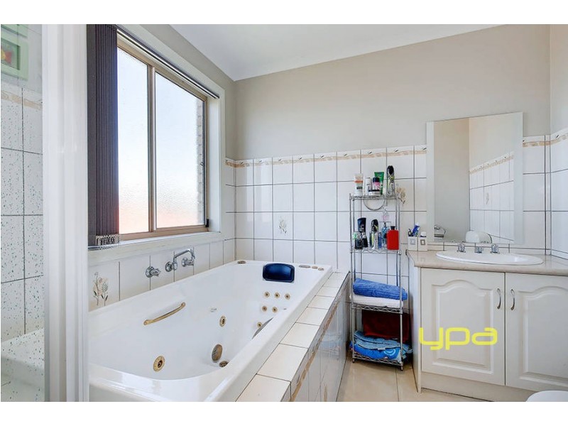 13 Athol Avenue, Roxburgh Park VIC 3064