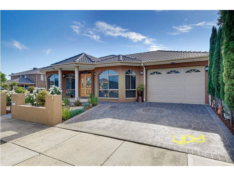 1 Silverleaves Way, Roxburgh Park VIC 3064