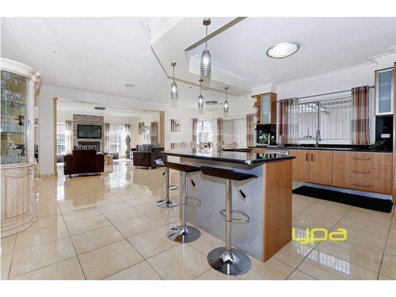 1 Silverleaves Way, Roxburgh Park VIC 3064