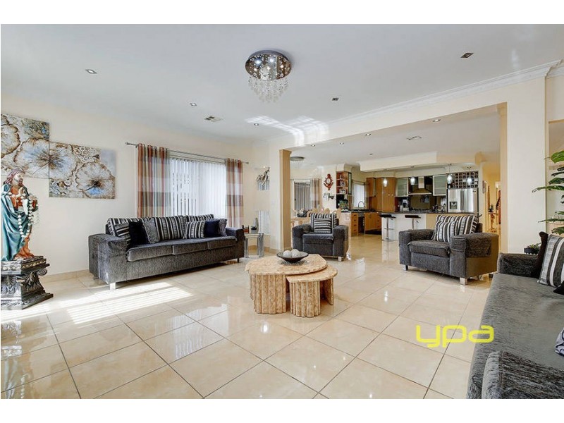 1 Silverleaves Way, Roxburgh Park VIC 3064