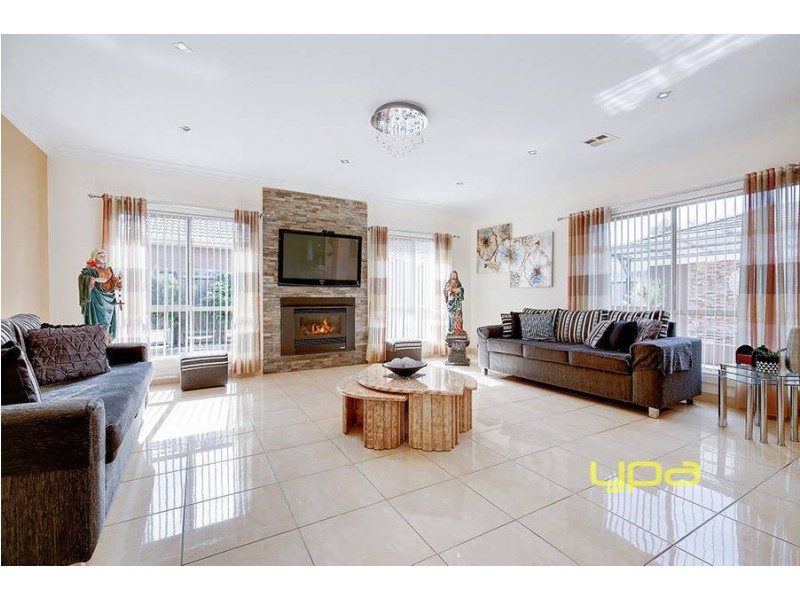 1 Silverleaves Way, Roxburgh Park VIC 3064