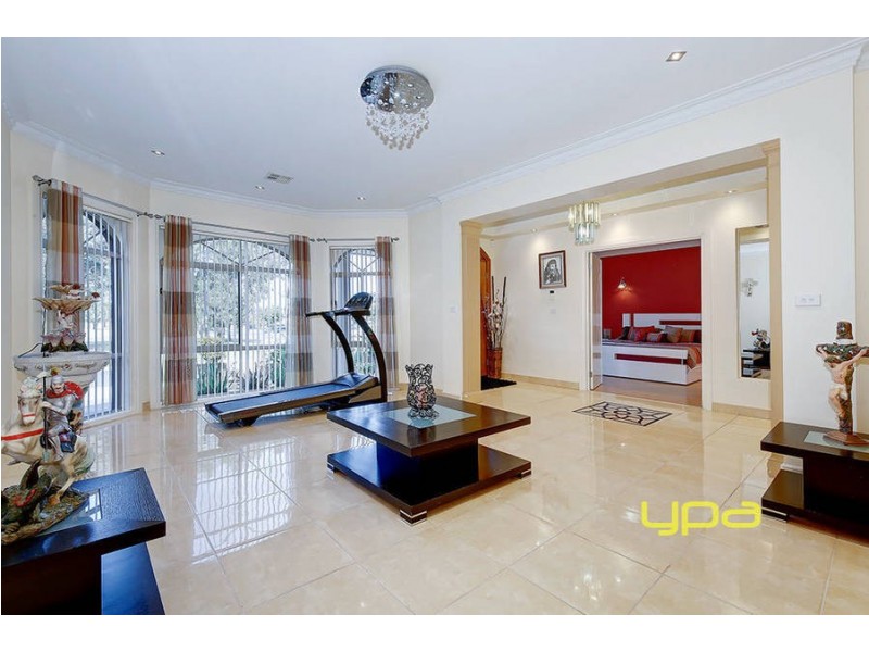 1 Silverleaves Way, Roxburgh Park VIC 3064