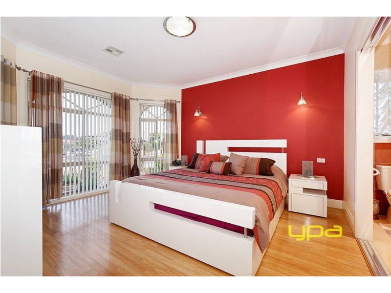 1 Silverleaves Way, Roxburgh Park VIC 3064