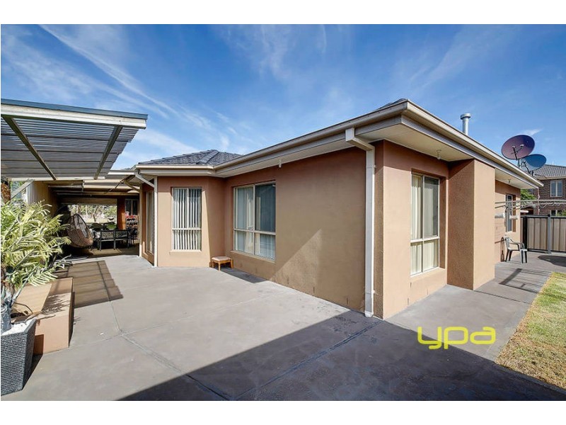 1 Silverleaves Way, Roxburgh Park VIC 3064