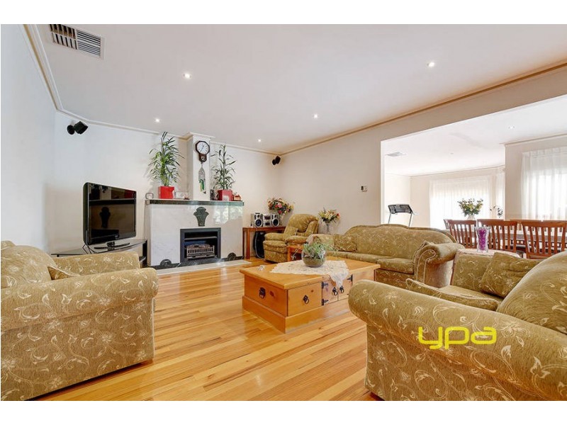 33 Douglas Mawson Drive, Roxburgh Park VIC 3064