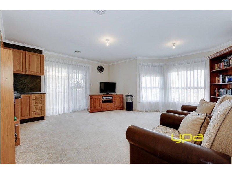 33 Douglas Mawson Drive, Roxburgh Park VIC 3064