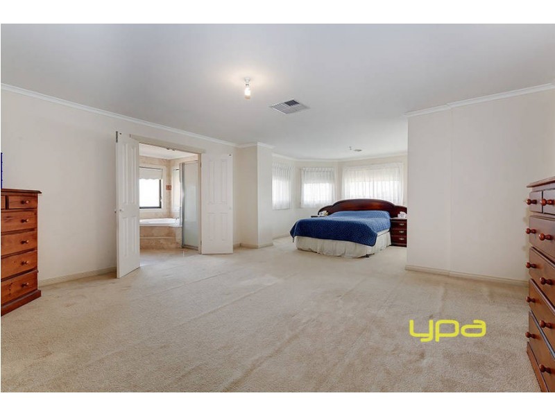 33 Douglas Mawson Drive, Roxburgh Park VIC 3064