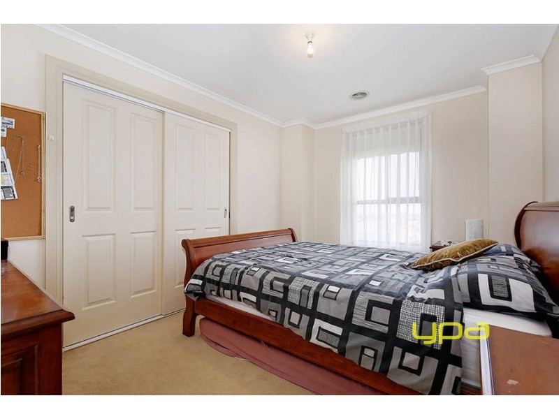 33 Douglas Mawson Drive, Roxburgh Park VIC 3064