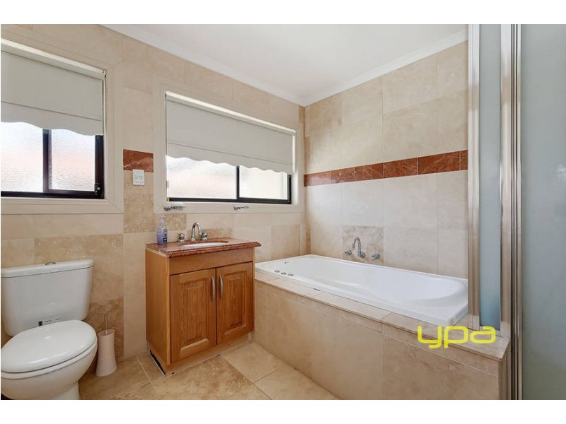 33 Douglas Mawson Drive, Roxburgh Park VIC 3064