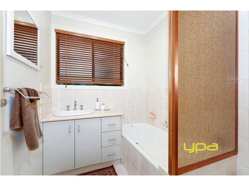 24 Rutherford Way, Roxburgh Park VIC 3064