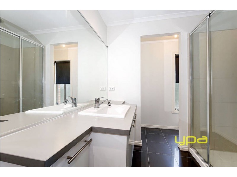 2 Darnley Place, Roxburgh Park VIC 3064