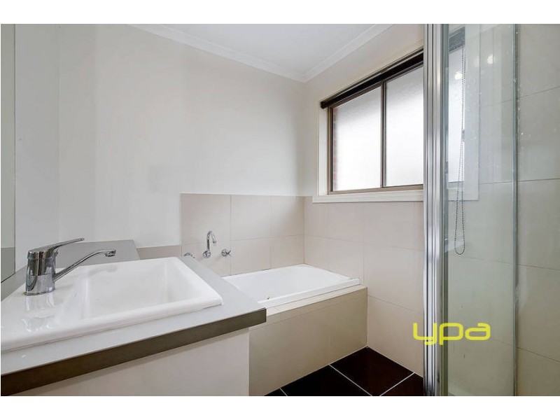 2 Darnley Place, Roxburgh Park VIC 3064