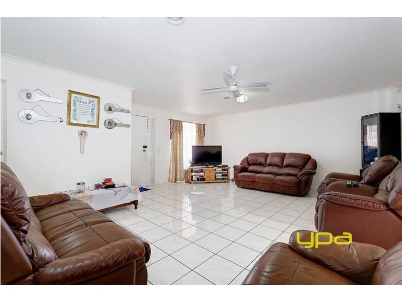 6 Sutherland Way, Roxburgh Park VIC 3064