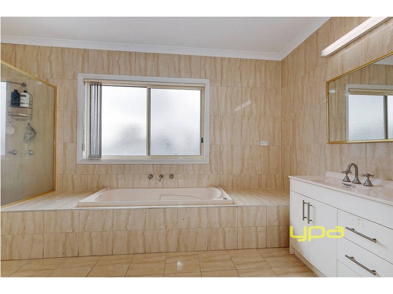 3 Glenview Street, Roxburgh Park VIC 3064