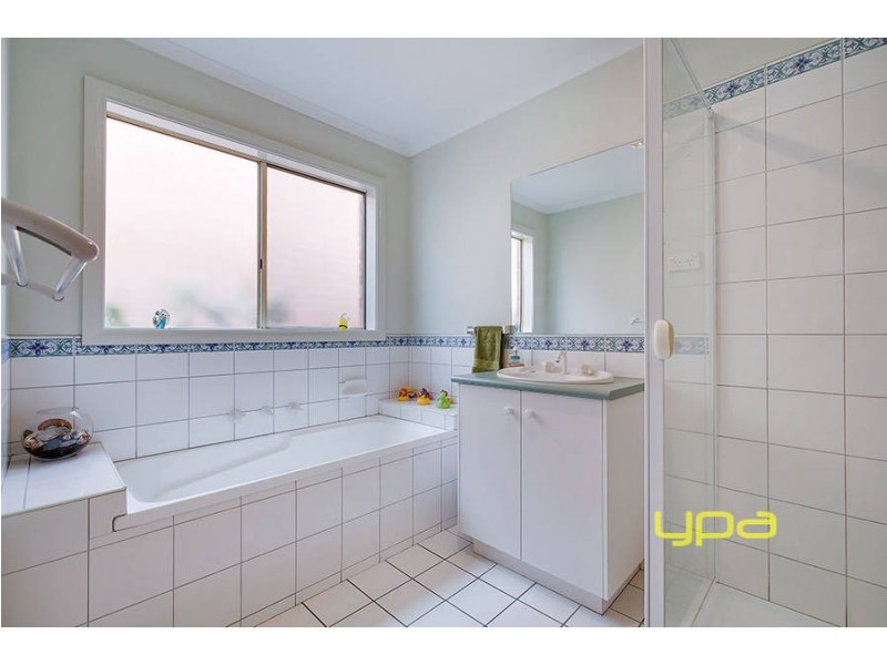 32 Pecos Place, Roxburgh Park VIC 3064