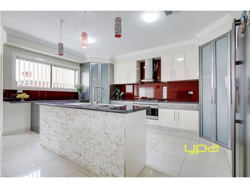 4 Adare Rise, Roxburgh Park VIC 3064