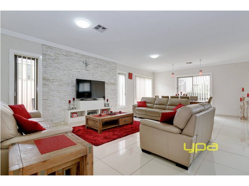 4 Adare Rise, Roxburgh Park VIC 3064