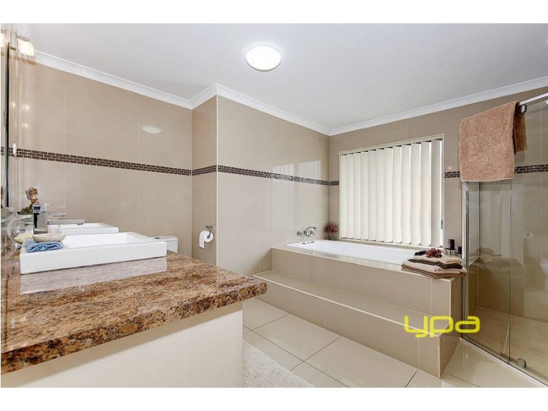 4 Adare Rise, Roxburgh Park VIC 3064