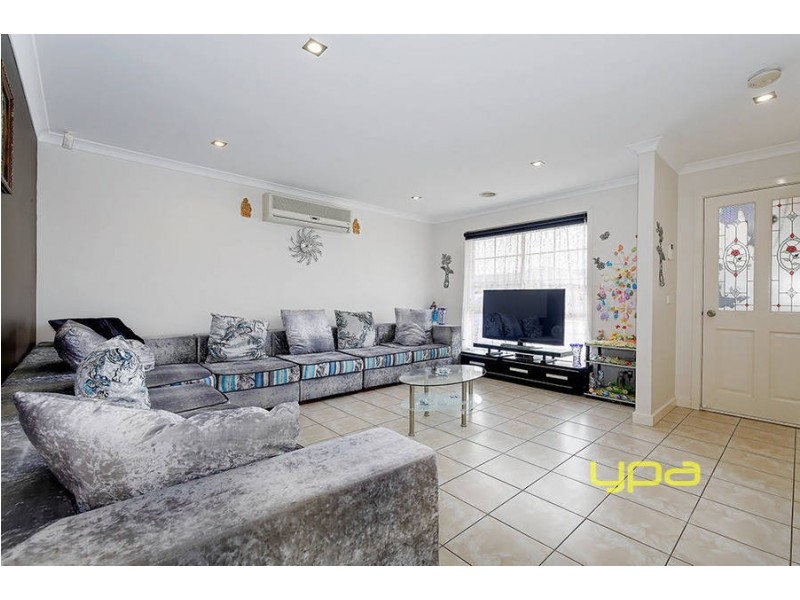 6 Cedarwood Way, Roxburgh Park VIC 3064