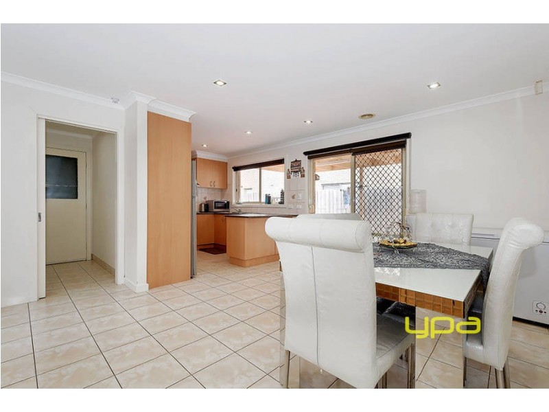 6 Cedarwood Way, Roxburgh Park VIC 3064