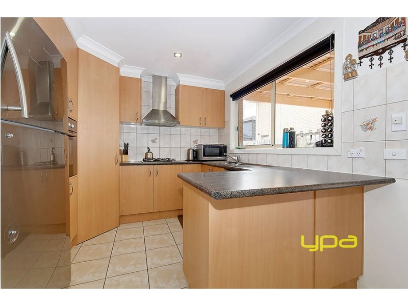 6 Cedarwood Way, Roxburgh Park VIC 3064