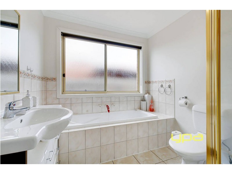 6 Cedarwood Way, Roxburgh Park VIC 3064