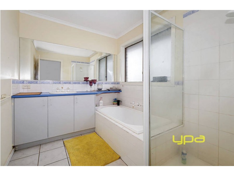 5 McKenzie Crescent, Roxburgh Park VIC 3064