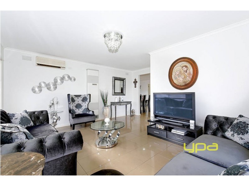 16 Malmsbury Drive, Meadow Heights VIC 3048