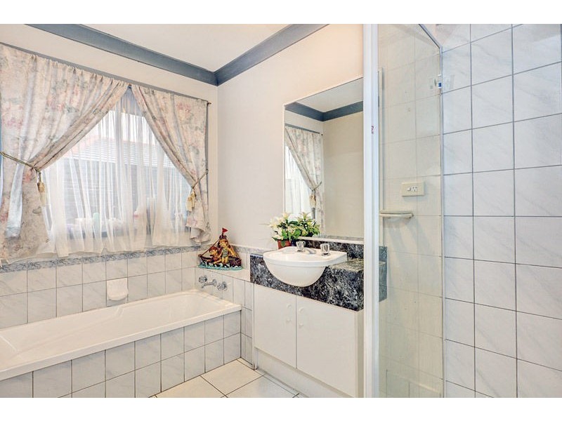 8 Shearer Place, Roxburgh Park VIC 3064