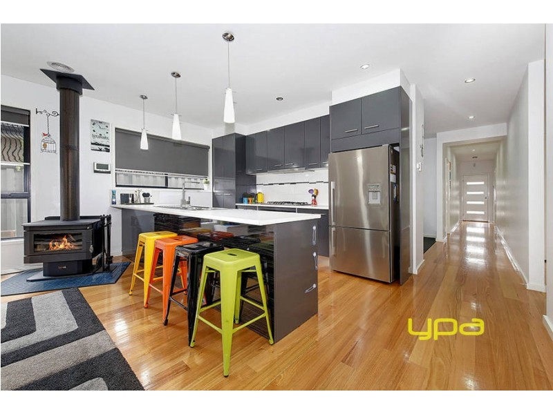 33 Woodside Way, Roxburgh Park VIC 3064