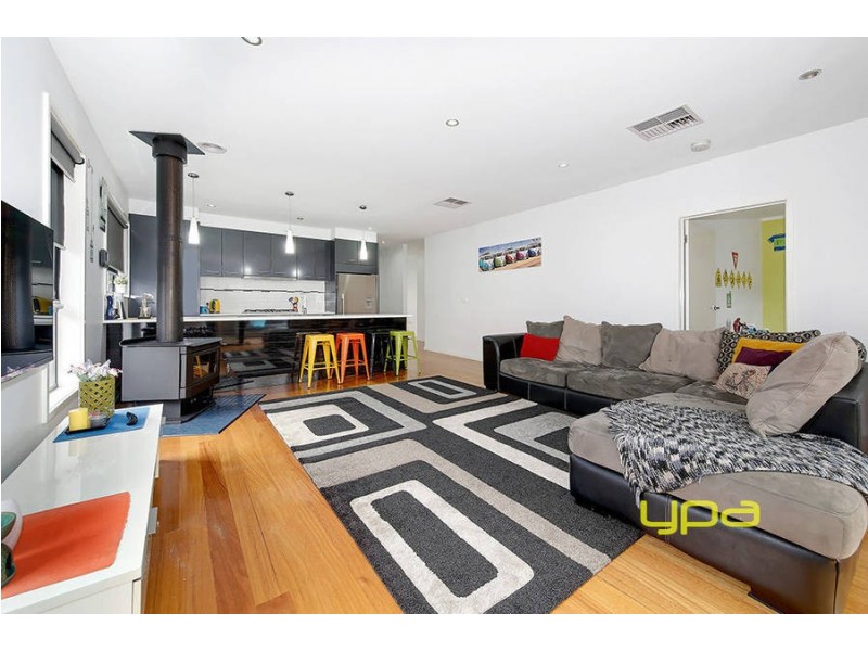 33 Woodside Way, Roxburgh Park VIC 3064