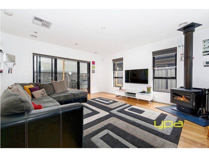 33 Woodside Way, Roxburgh Park VIC 3064