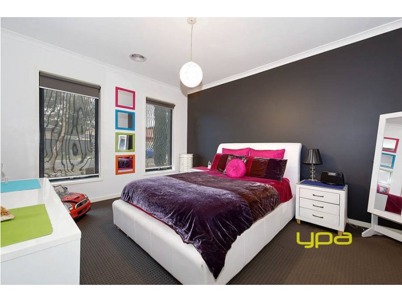 33 Woodside Way, Roxburgh Park VIC 3064