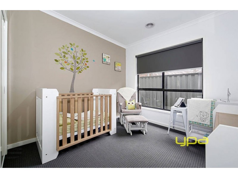 33 Woodside Way, Roxburgh Park VIC 3064