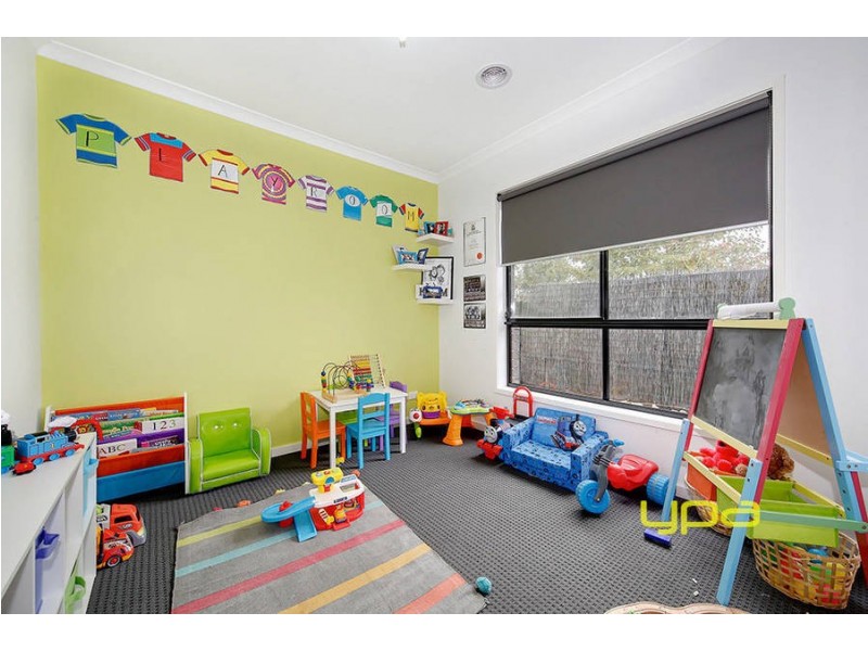 33 Woodside Way, Roxburgh Park VIC 3064