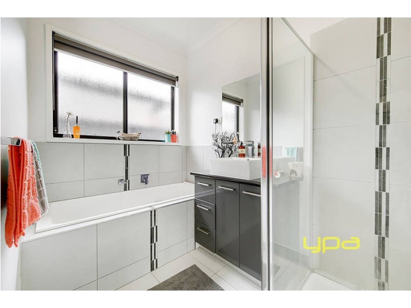 33 Woodside Way, Roxburgh Park VIC 3064