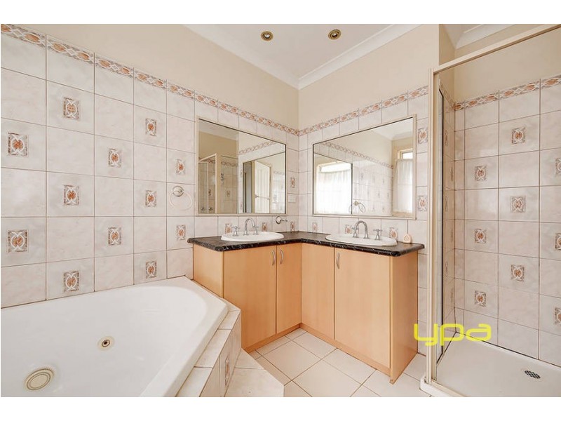 2 Taplin Way, Roxburgh Park VIC 3064