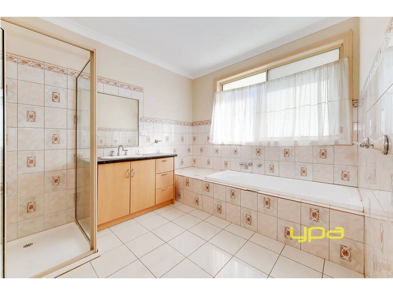 2 Taplin Way, Roxburgh Park VIC 3064