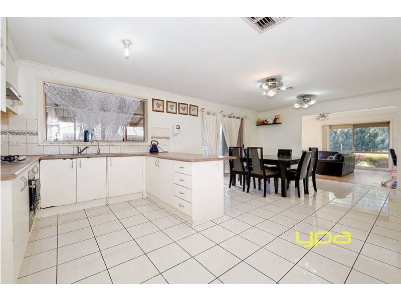 18 Colchester Circuit, Roxburgh Park VIC 3064