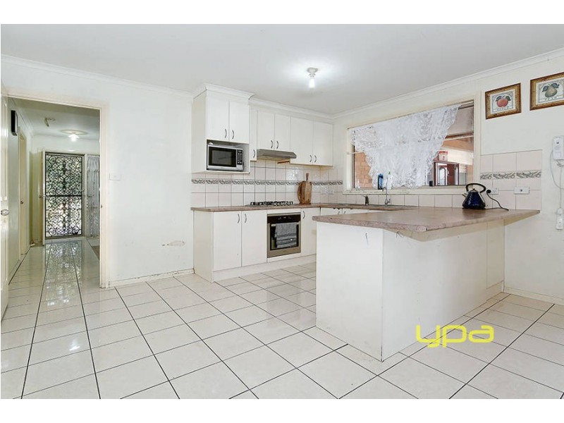 18 Colchester Circuit, Roxburgh Park VIC 3064