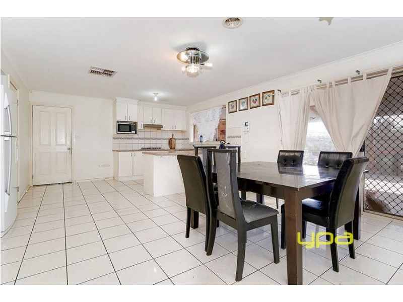 18 Colchester Circuit, Roxburgh Park VIC 3064