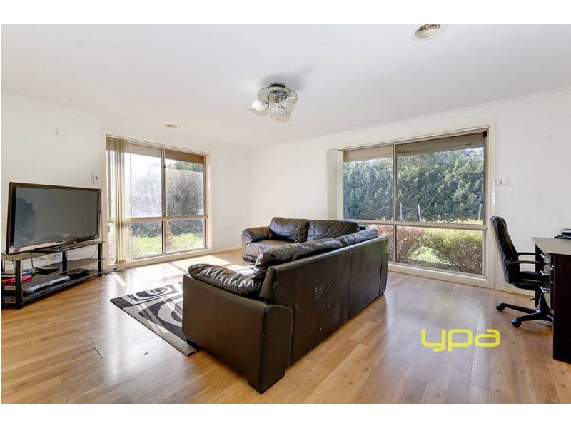 18 Colchester Circuit, Roxburgh Park VIC 3064